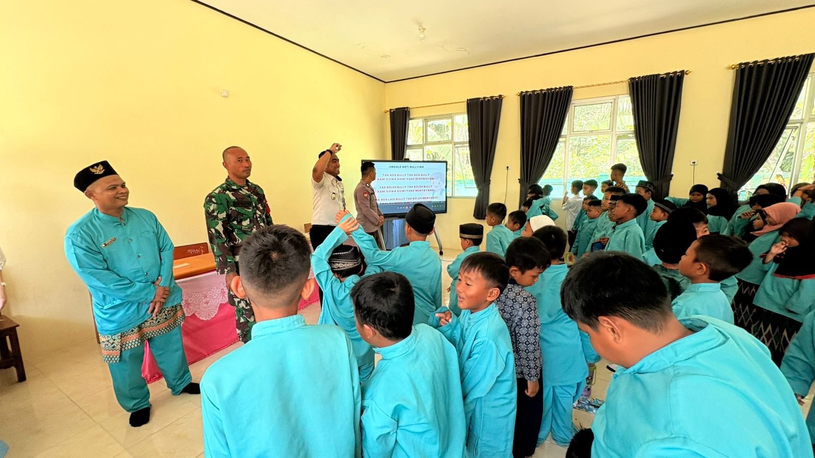 Bekisah Bapas Tanjungpandan Tebar Harapan di Belitung Timur, Sinergi TNI–Polri Hadirkan Inspirasi dan Makan Bergizi untuk Siswa